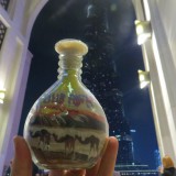 ساخت لوگوی بیسان گشت با شن در گلدان شیشه ای کنار برج خلیفه