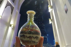 ساخت لوگوی بیسان گشت با شن در گلدان شیشه ای کنار برج خلیفه