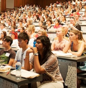 یک دانشجو در محوطه دانشگاه مرداک دبی دست به خودکشی زد!