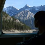 این قطار شیشه‌ ای از دل کوه های راکی کانادا عبور می‌کند!