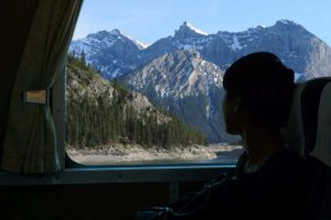 این قطار شیشه ای از دل کوه های راکی کانادا عبور میکند!