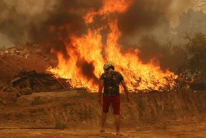 رسیدن آتش سوزی جنگل های ترکیه به هتل های آنتالیا